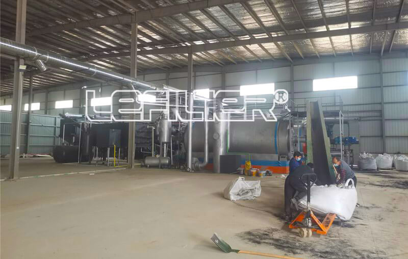 半連續(xù)式塑料煉油設(shè)備生產(chǎn)現(xiàn)場 半連續(xù)式塑料煉油設(shè)備生產(chǎn)現(xiàn)場