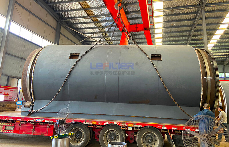 廢輪胎煉油設(shè)備正在裝車 (2) 廢輪胎煉油設(shè)備正在裝車 (2)