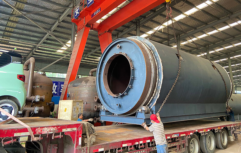 廢輪胎橡膠煉油設(shè)備裝車發(fā)貨實(shí)拍 廢輪胎橡膠煉油設(shè)備裝車發(fā)貨實(shí)拍